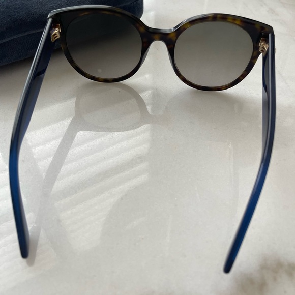 Gucci sunglasses- like new - Picture 6 of 6